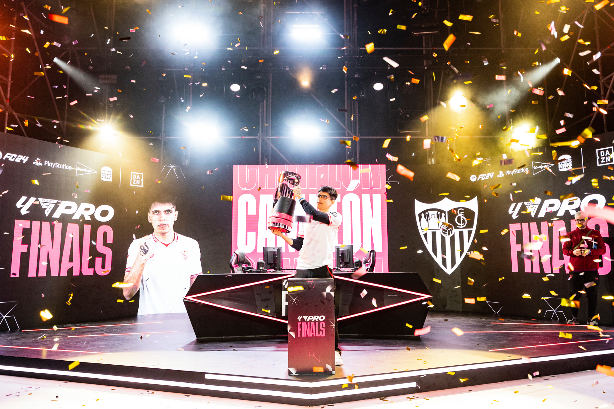 Nicols Villalba (Sevilla FC) levantando el trofeo de LALIGA FC Pro Finals