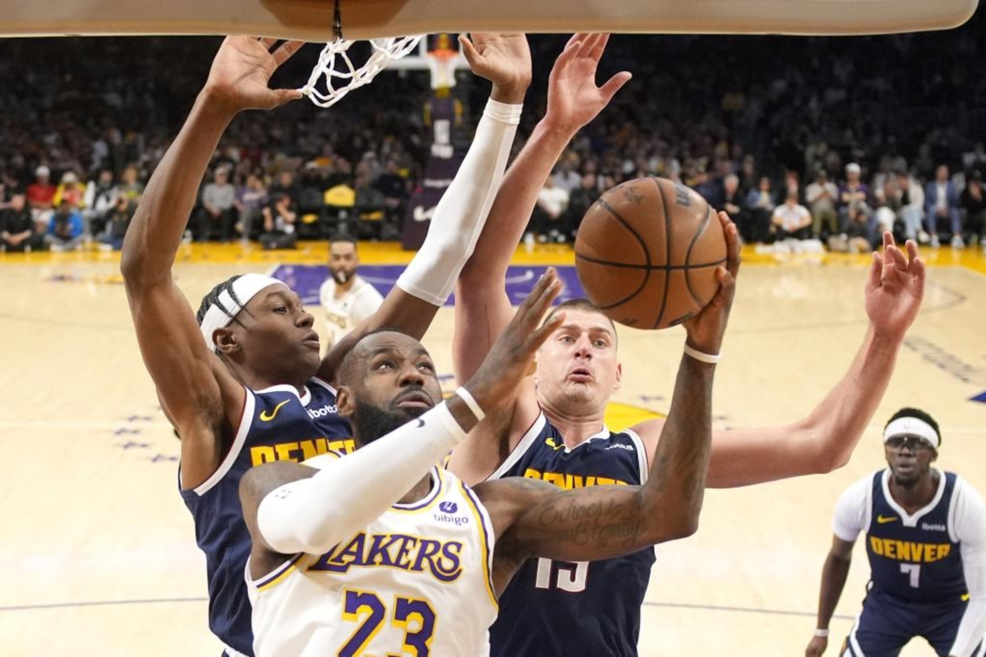 Los Lakers evitan el ridculo