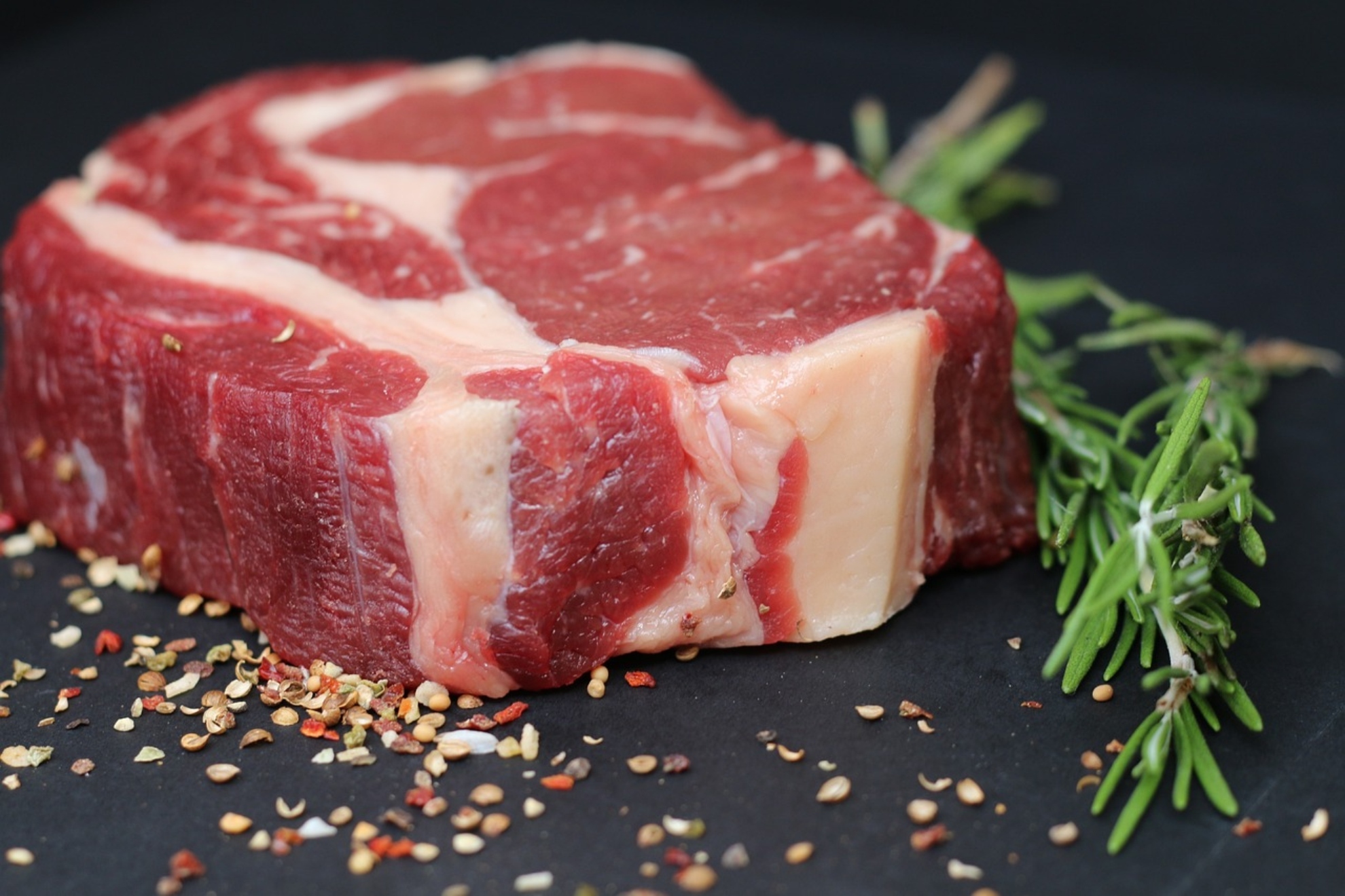 Una experta de Harvard revela que comer carne no es malo para la salud y desmonta el mito
