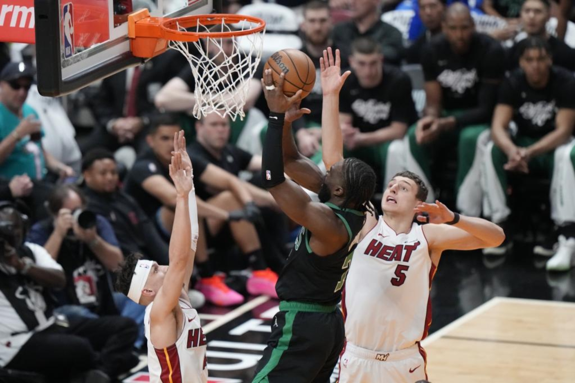 Los Celtics se lamen las heridas con un paliz�n en Miami