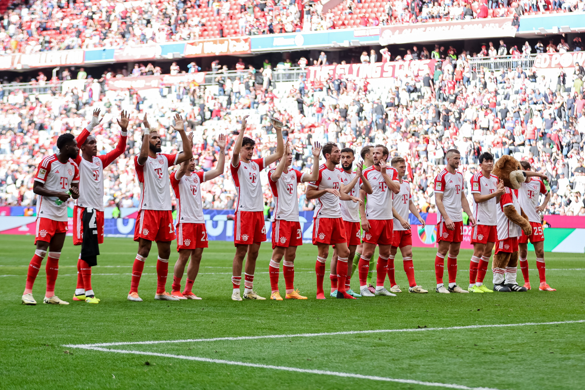 El Bayern saluda a su pblico ayer.