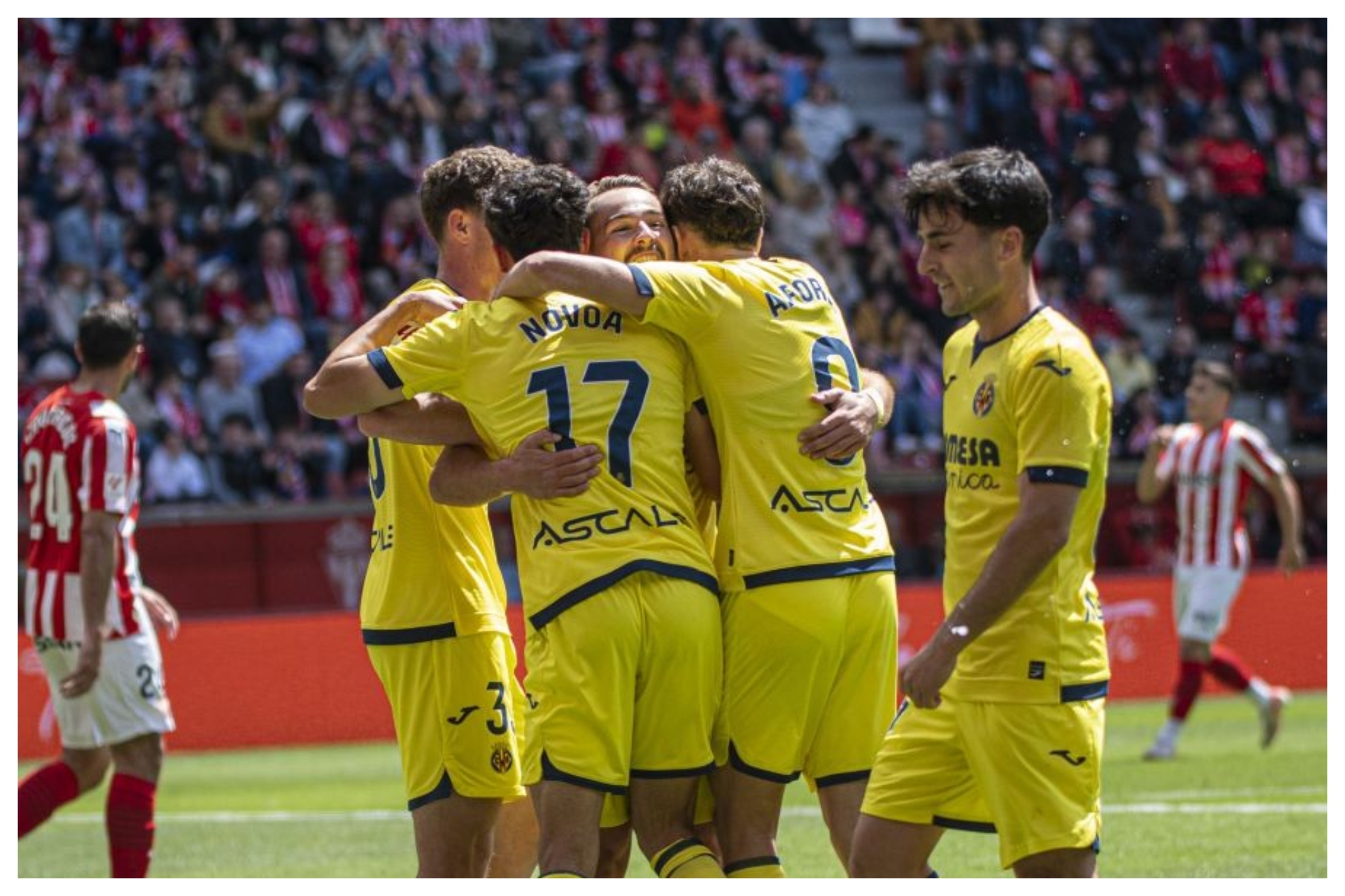 Ontiveros celebra con sus compa�eros el segundo gol del Villarreal B