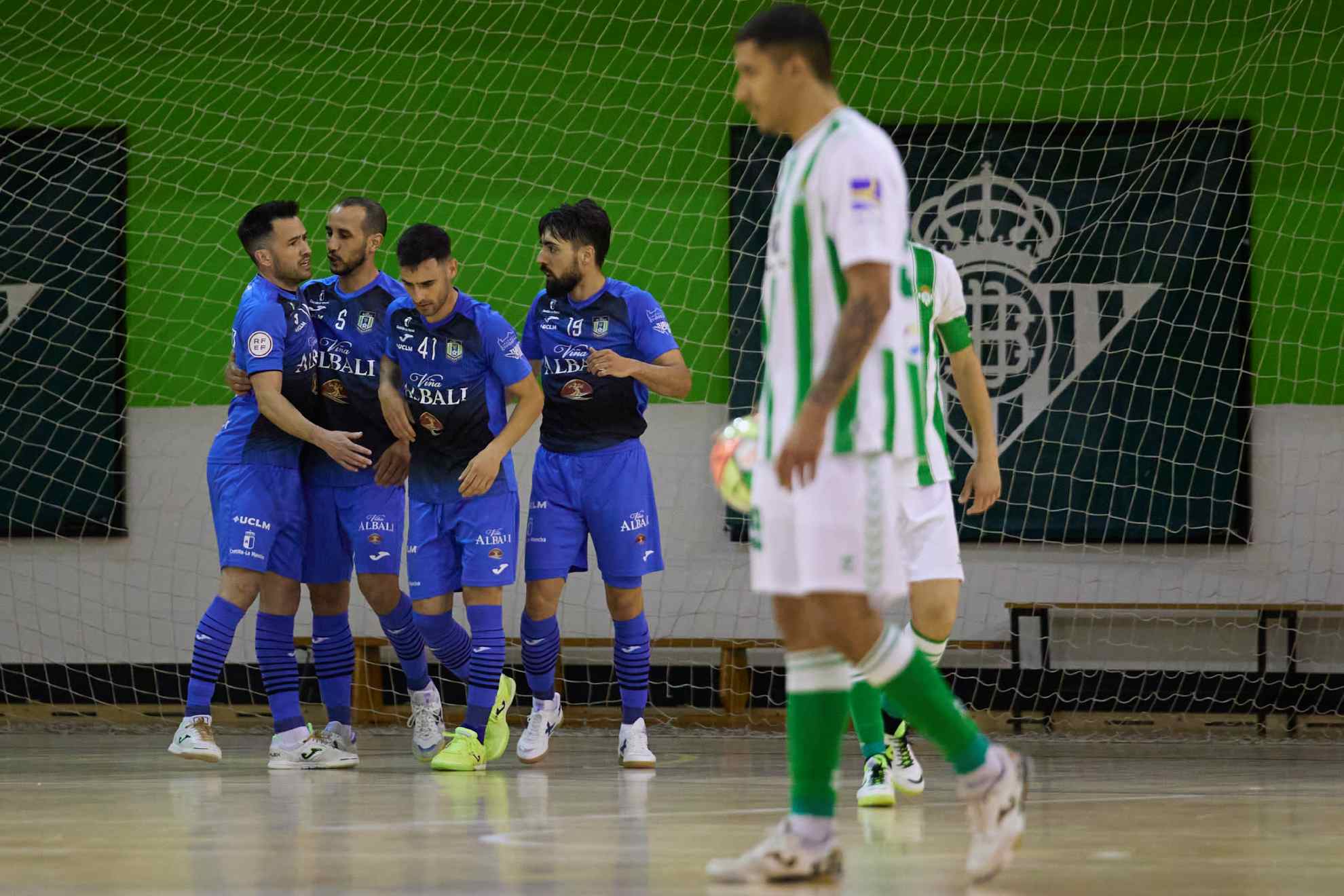 Via Albali celebra un gol ante la desolacin del Real Betis.