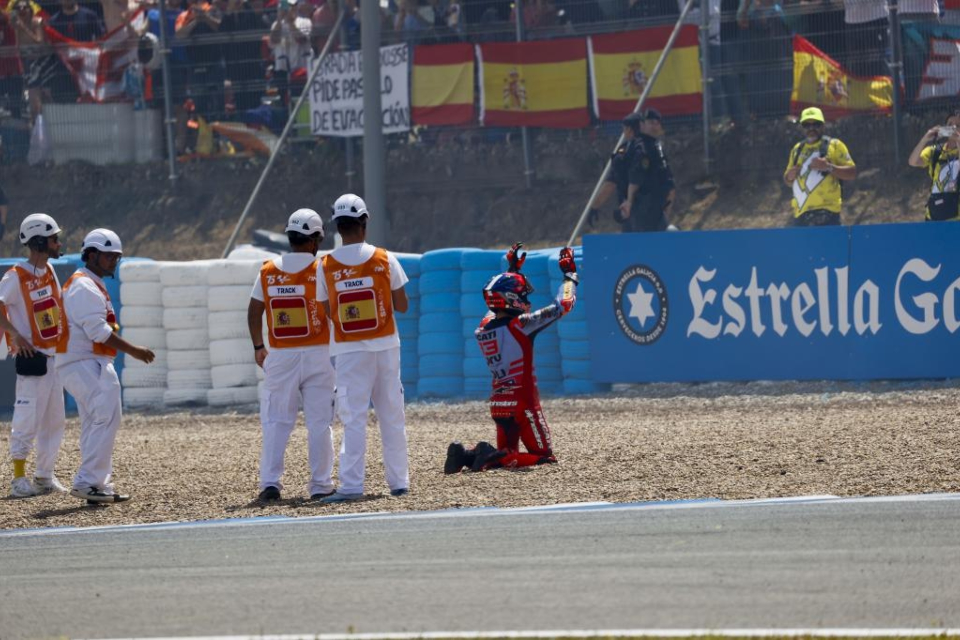 Marc Márquez, postrado ante la afición en Jerez.