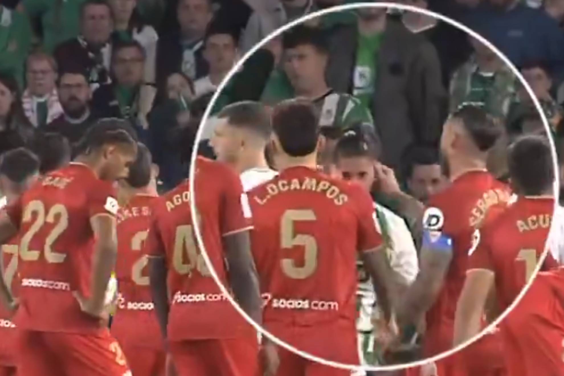 Sergio Ramos le tira de la oreja a Isco tras el pol�mico no penalti de Bad�