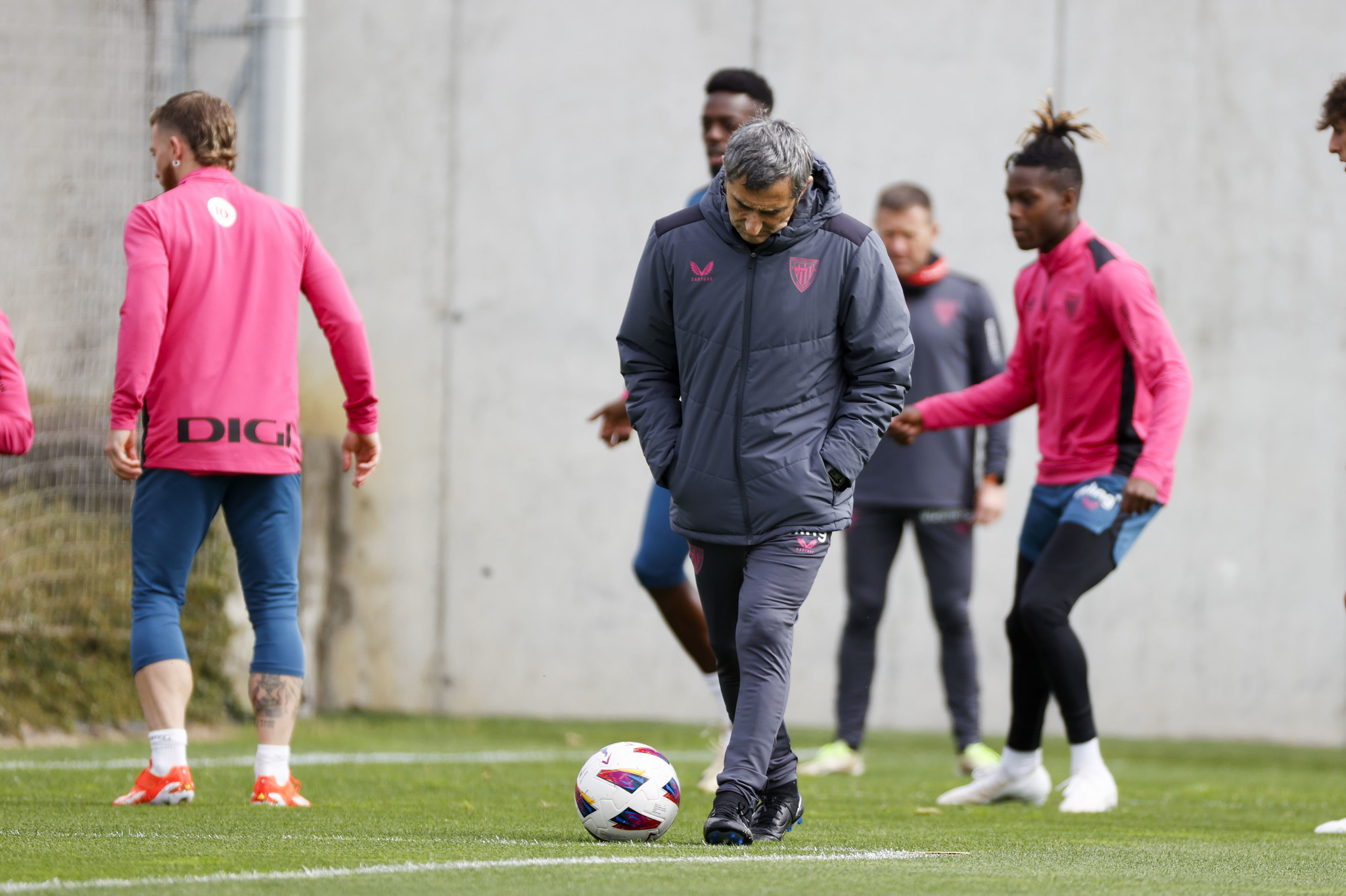 Valverde, pensativo mientras sus futbolistas hacen un rondo para iniciar el entrenamiento.