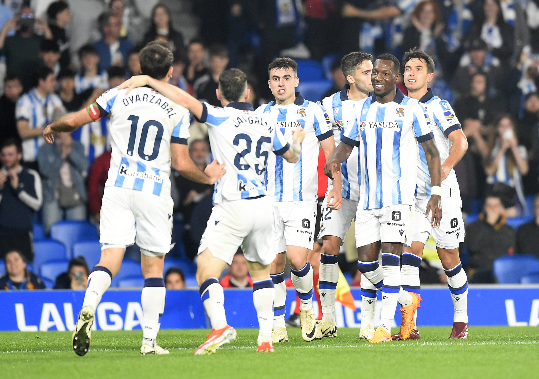 Los jugadores de la Real celebran un gol contra el Almer�a.