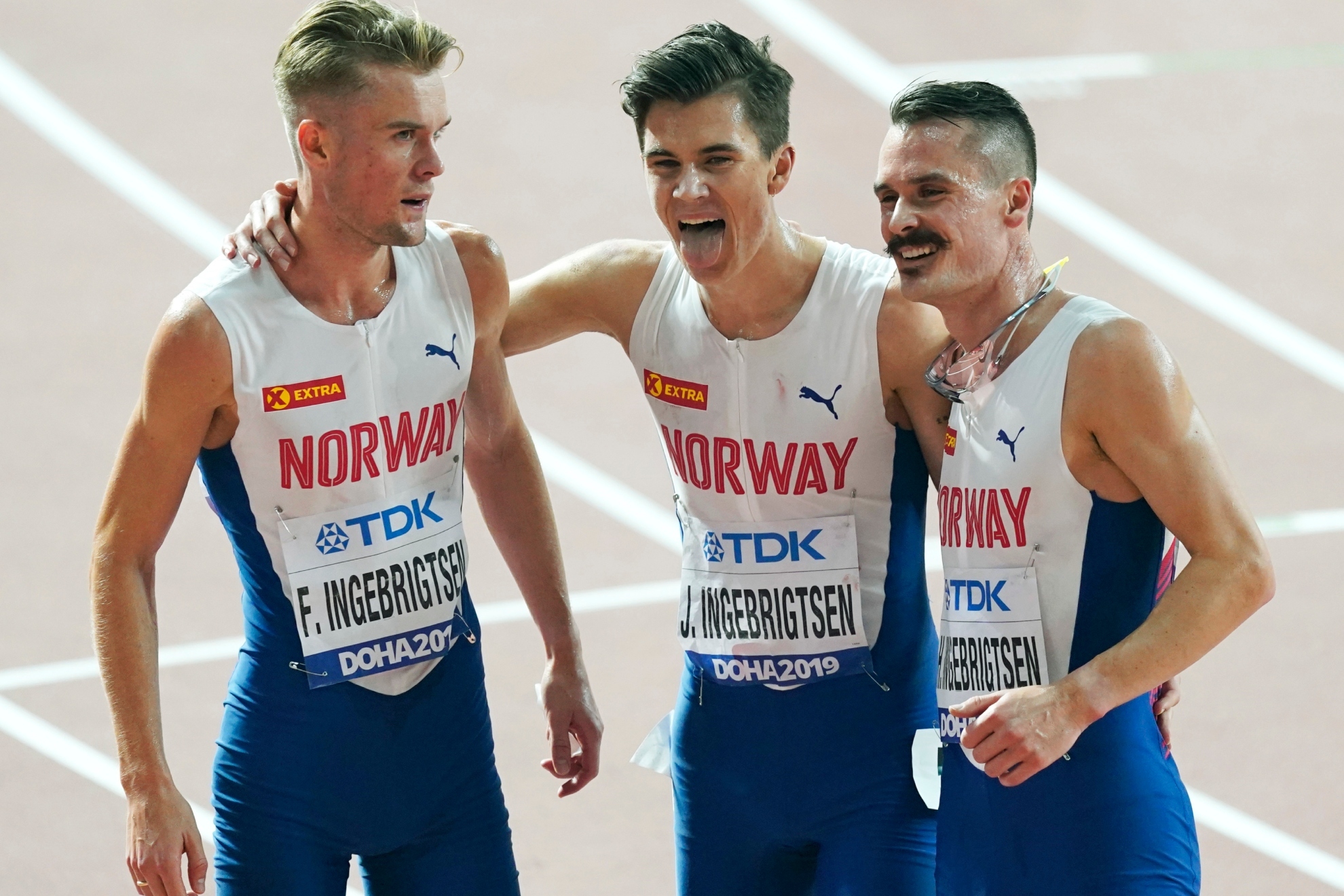 Filip Ingebrigtsen, Jakob Ingebrigtsen y Henrik Ingebrigtsen tras la final de los 5.000 metros del Mundial de Doha 2019.