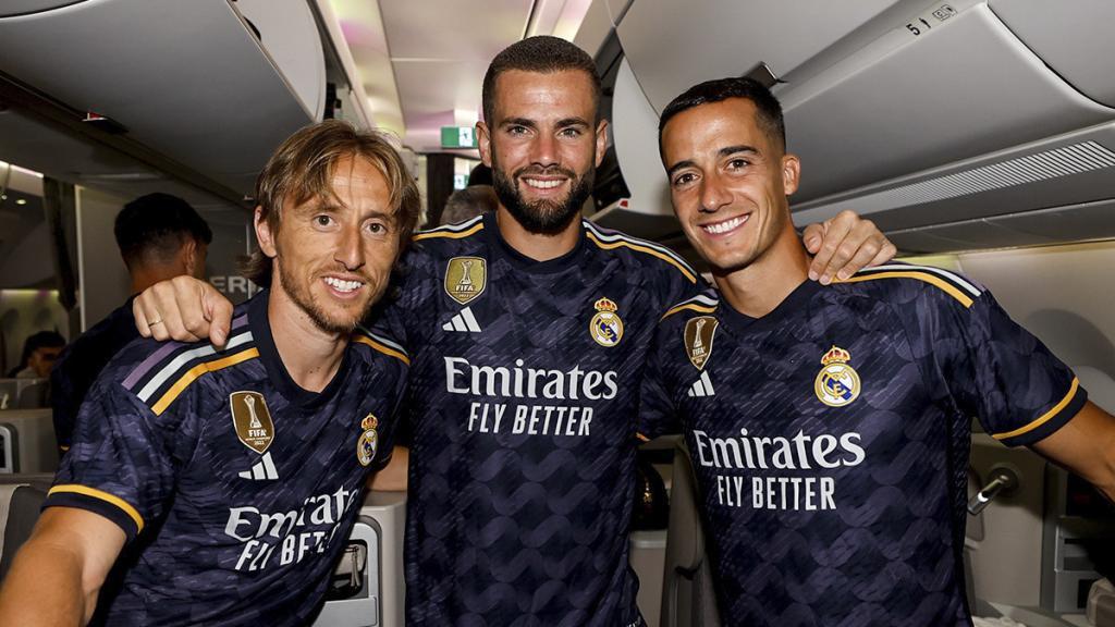 Modric juntoa Nacho y Lucas V�zquez posan en un viaje del Real Madrid de esta temporada.