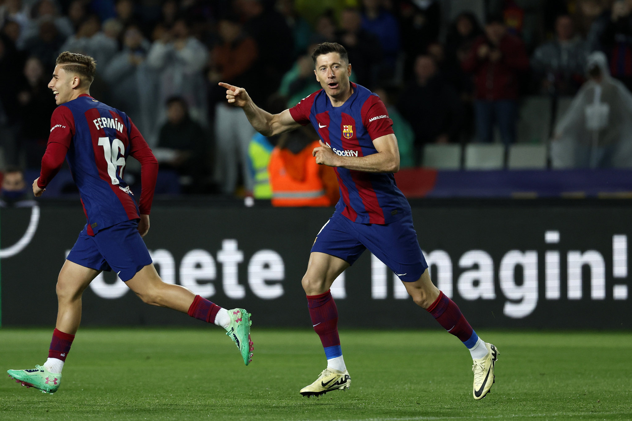 Barcelonas Robert Lewandowski celebrates
