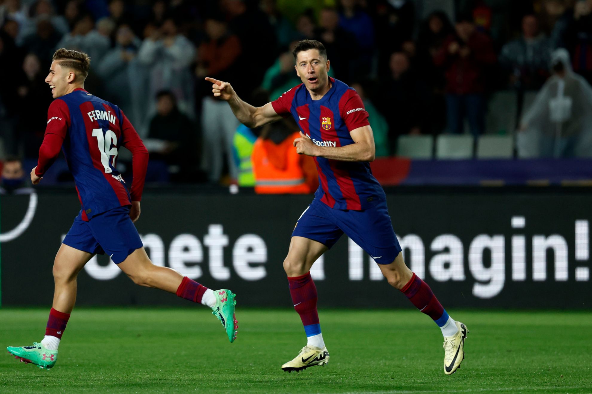 Barcelona move into second place as Lewandowski hat-trick sinks Valencia