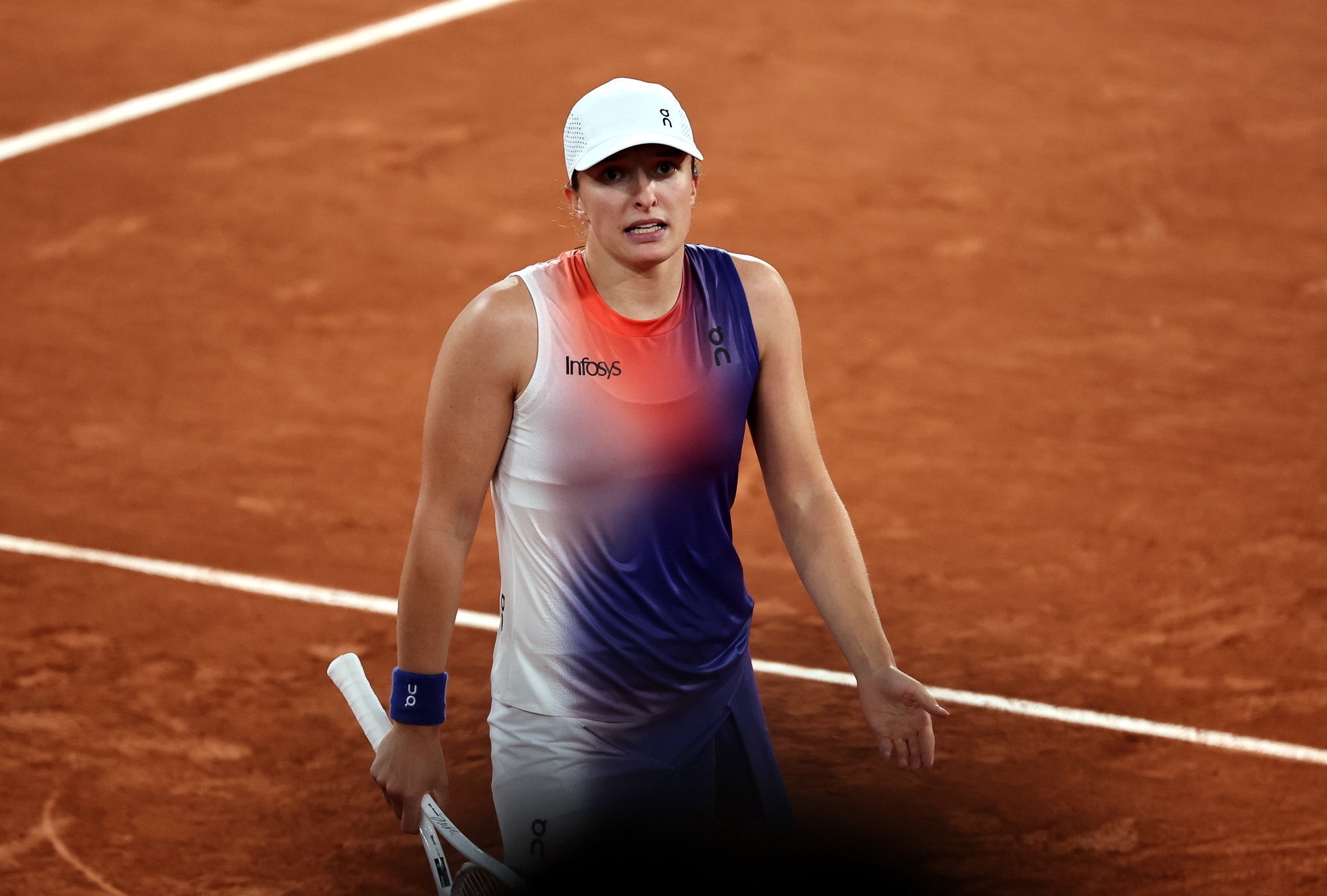 Swiatek levanta una pelota de partido ante Osaka y parece invencible en Roland Garros