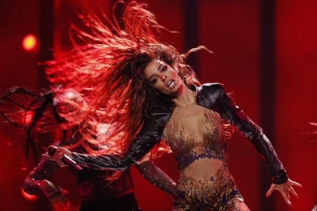Eleni Foureira es acosada sexualmente por un fan durante un concierto