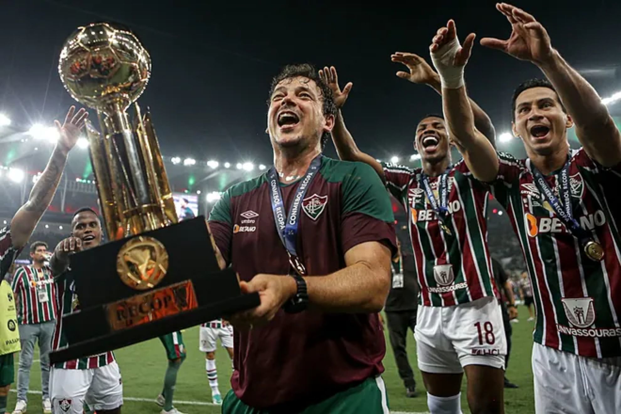Fernando Diniz levantando la Libertadores con Fluminense