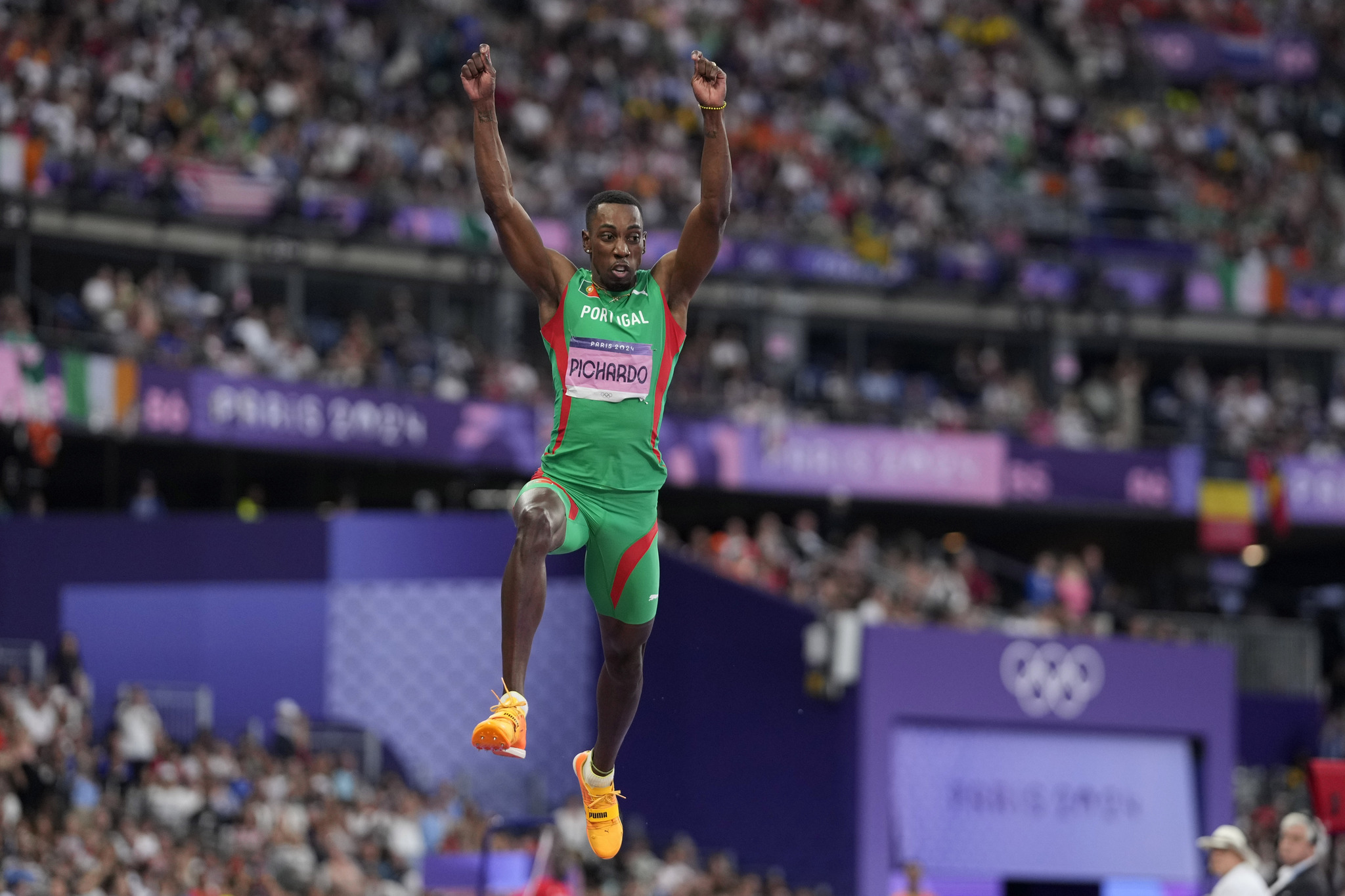 Pedro Pichardo en medio del aire en uno de sus saltos en el Stade de France de Par