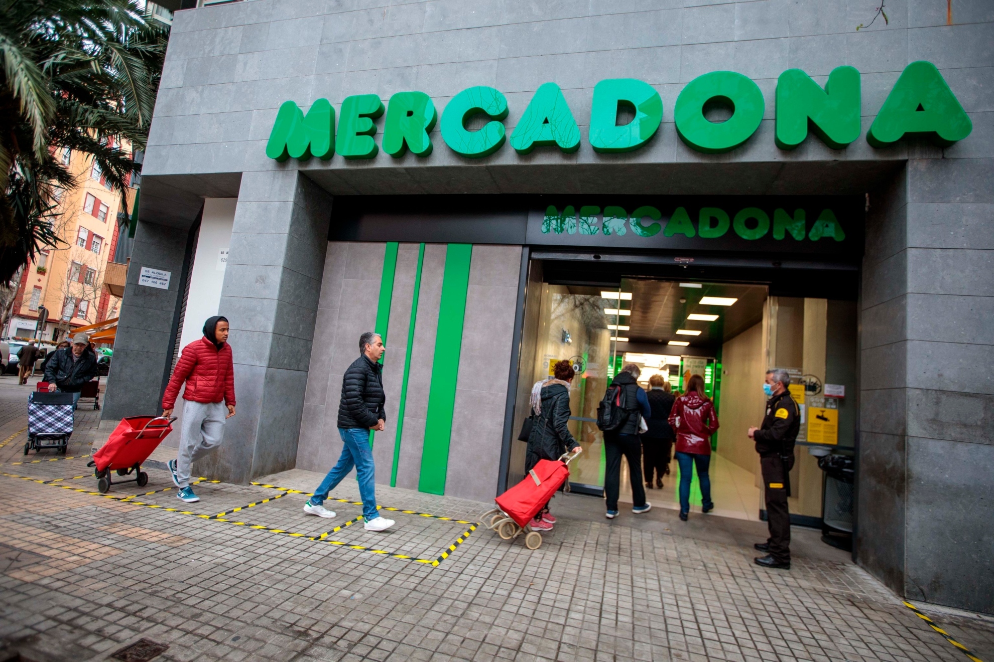 La experiencia de una joven durante la hora de ligar de Mercadona: "La gente disimula para coger pi