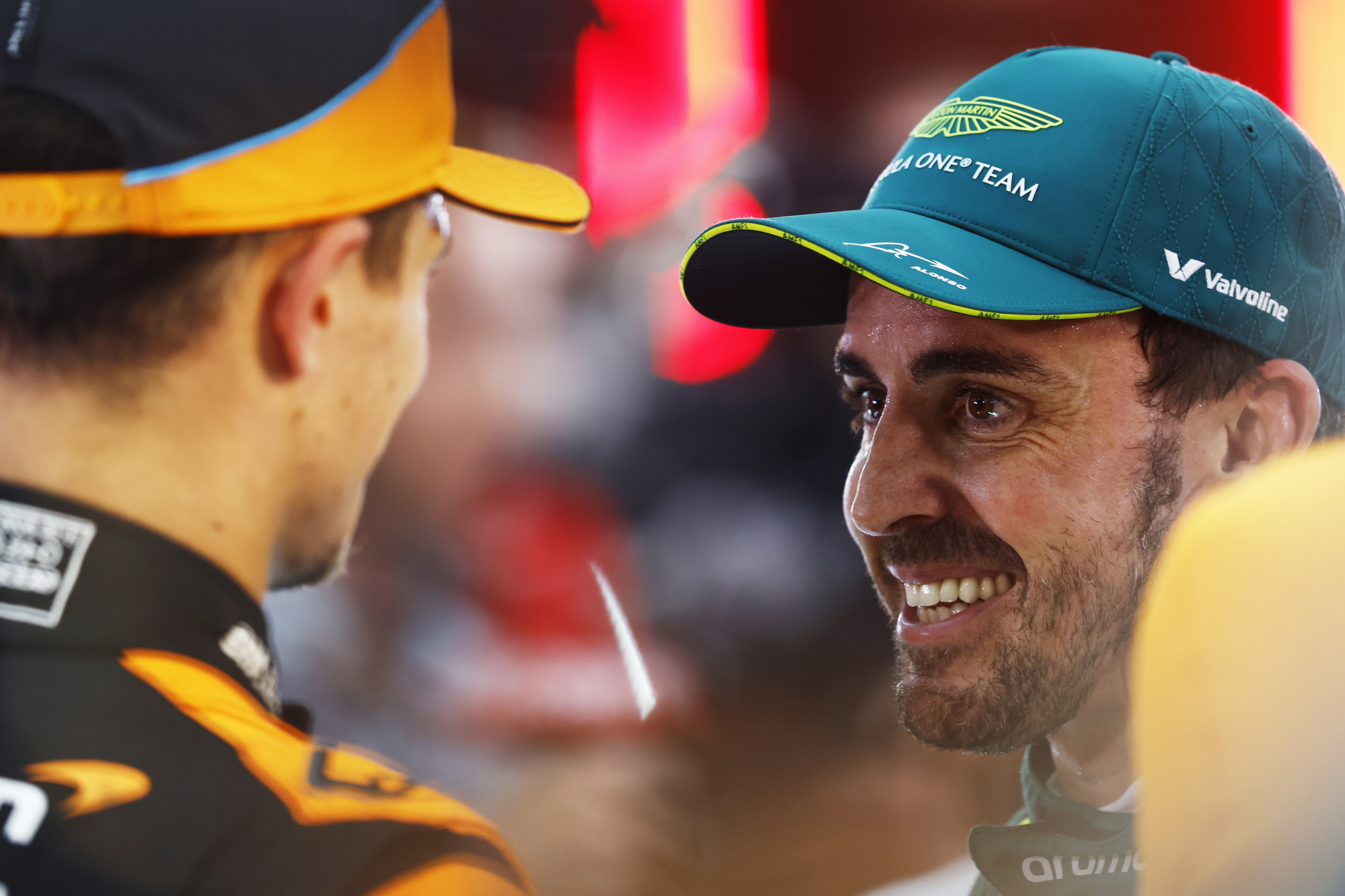 Fernando Alonso charlando con Lando Norris