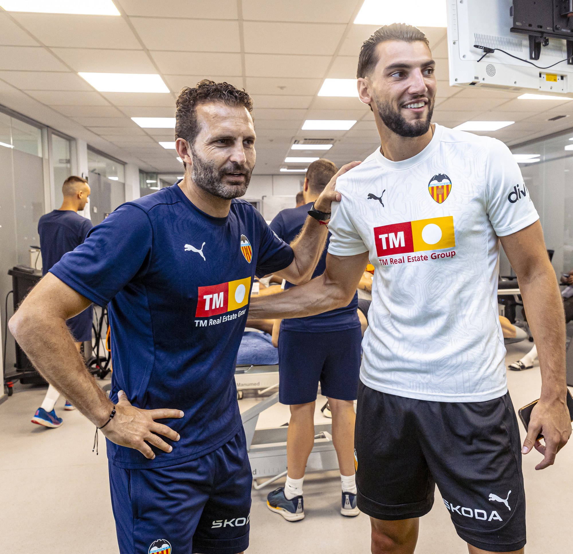 Baraja, el día que recibió a Rafa Mir en el vestuario tras cerrarse su fichaje.
