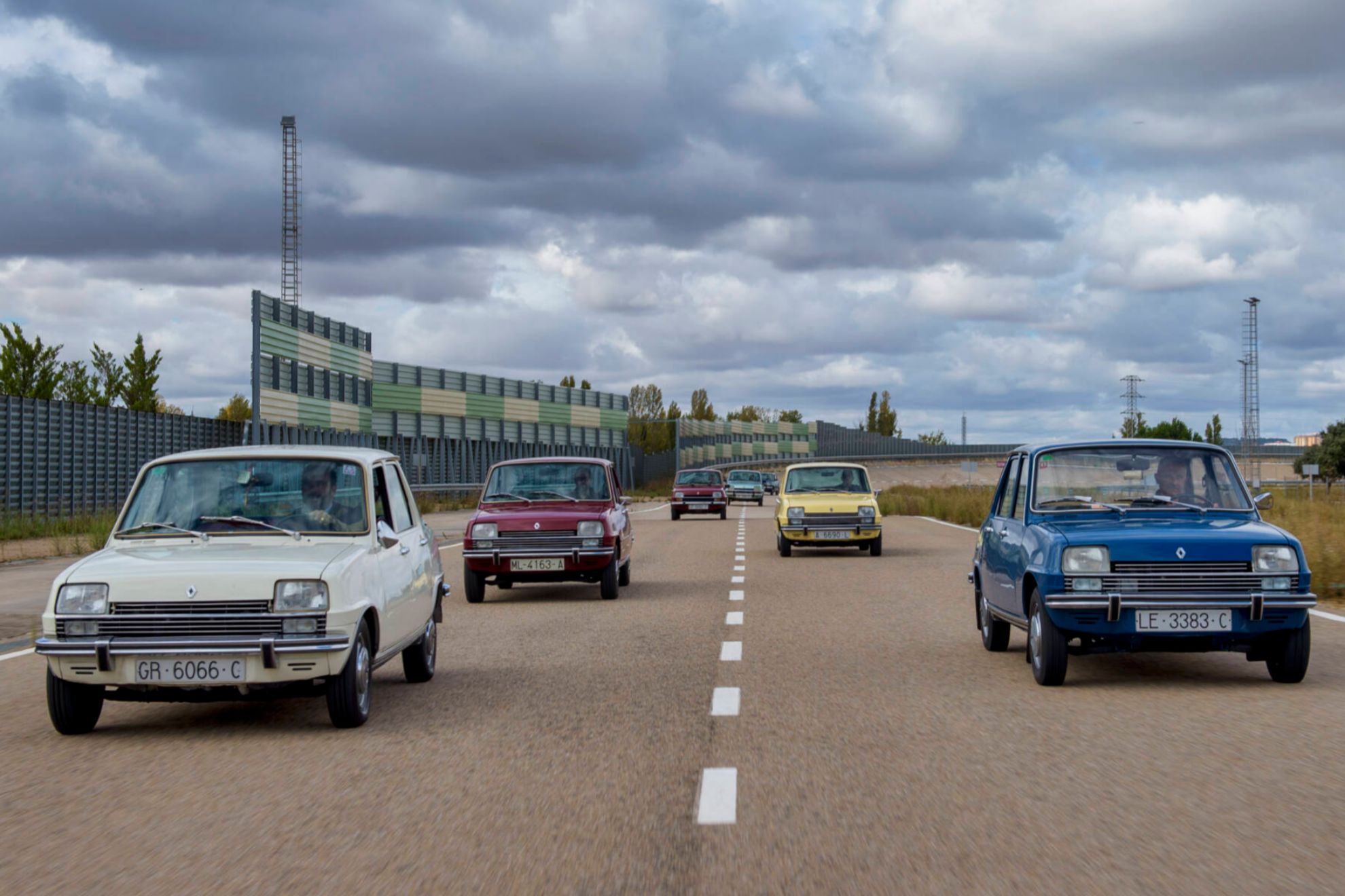 Los miembros del Renault 7 Club, con sus coches en las instalaciones de Renault en Valladolid.