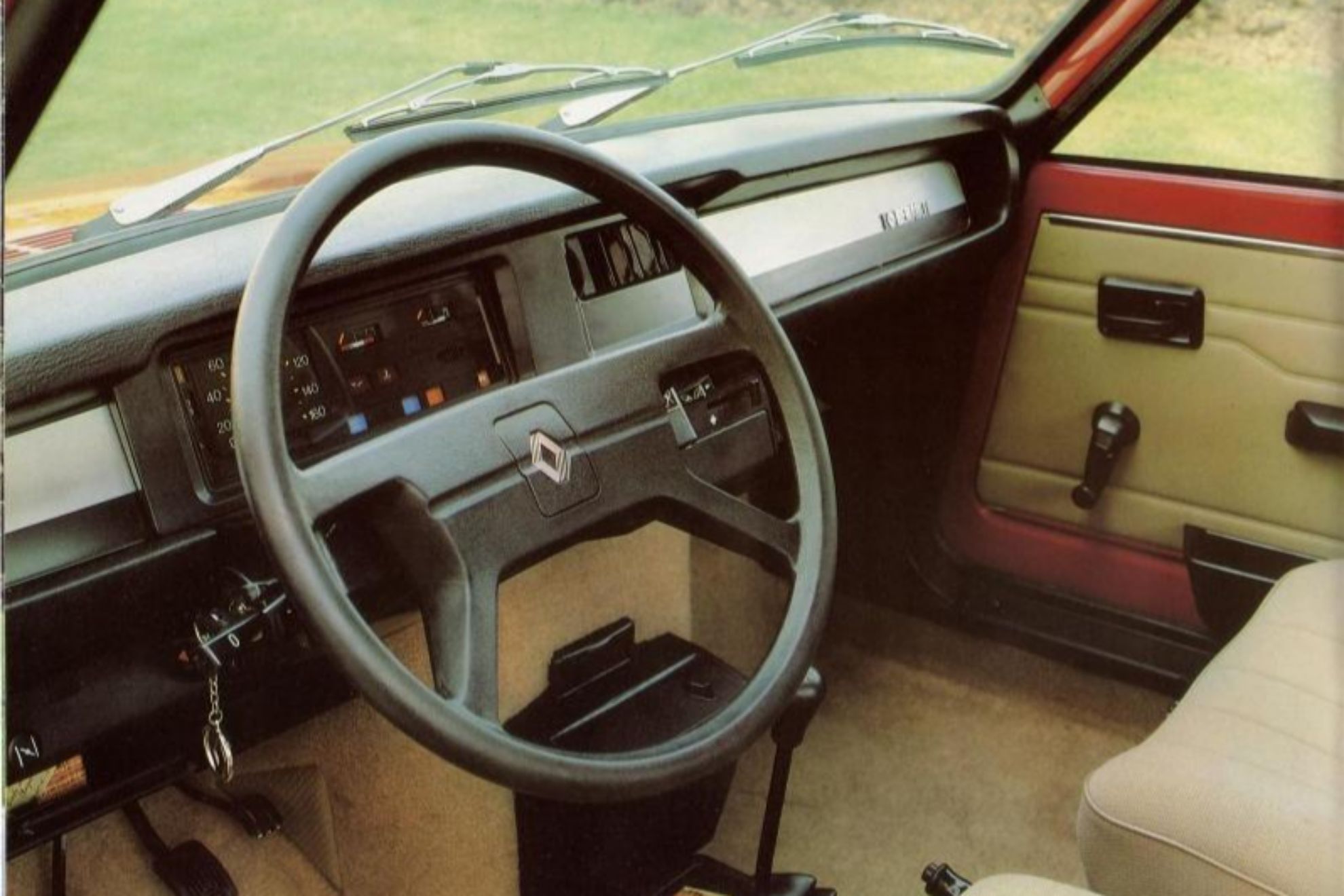 Interior del Renault 7 TL, ya con un nuevo volante y un salpicadero modificado.