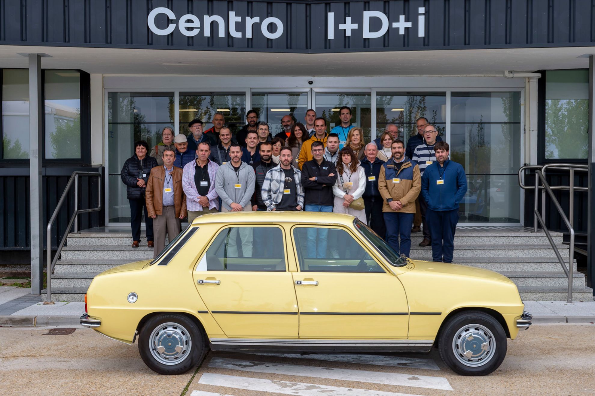 Los miembros del Renault 7 Club, ante la puerta del Centro de I+D+I de Renault en Valladolid.