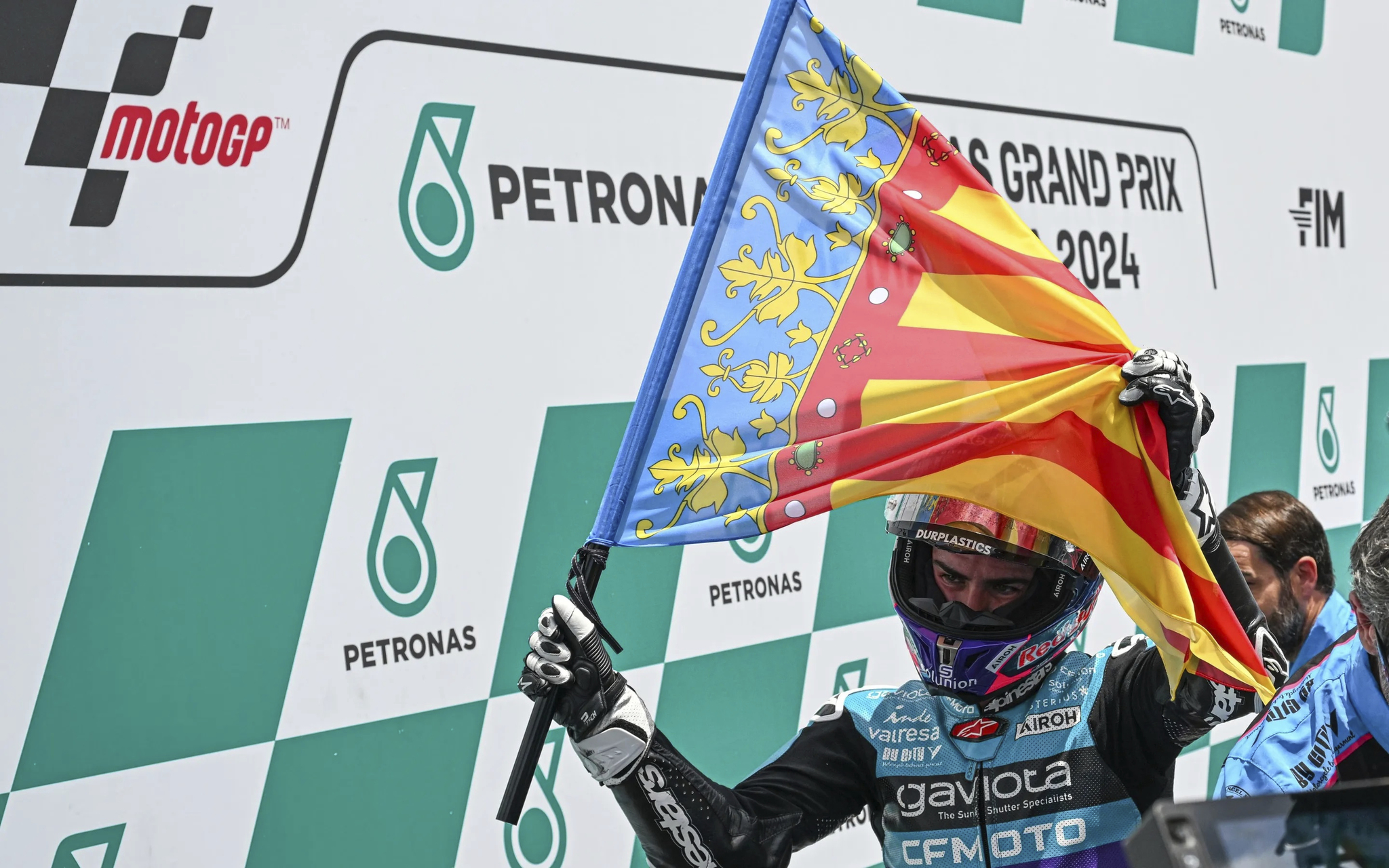 David Alonso mostrando la bandera de la Comunidad Valenciana en Malasia