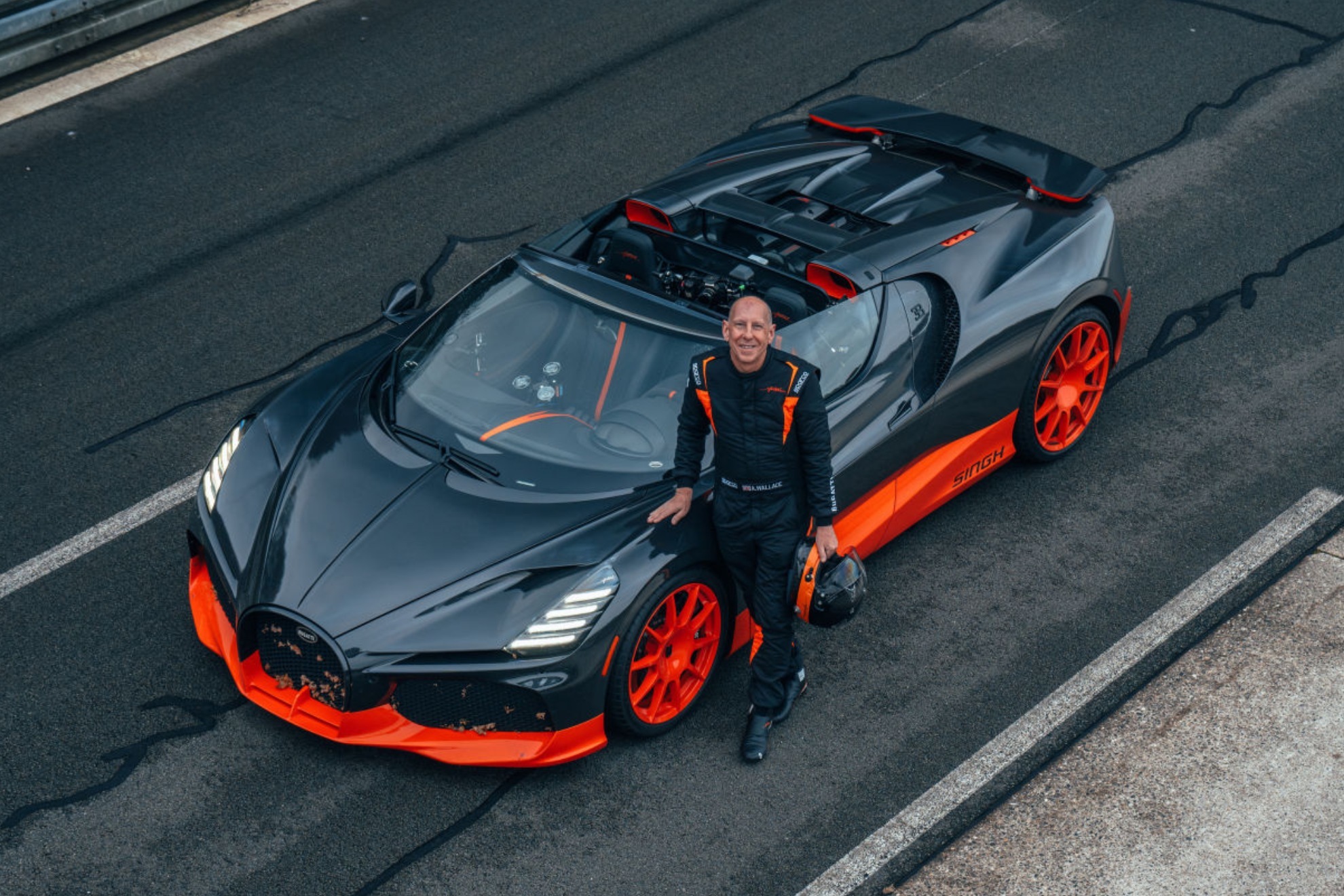 Andy Wallace, piloto de pruebas de Bugatti, ha sido el autor de la proeza.