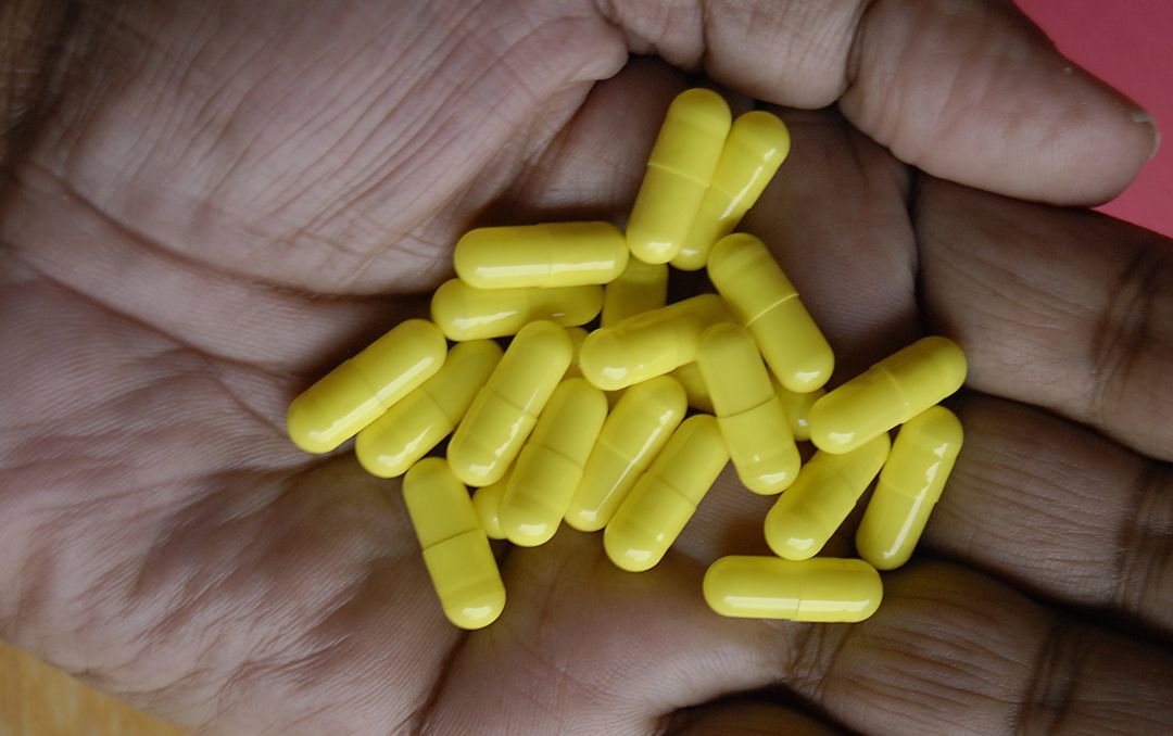 Avisan ante los abusos en las comidas y cenas en Navidad: el omeprazol no alivia la hinchaz