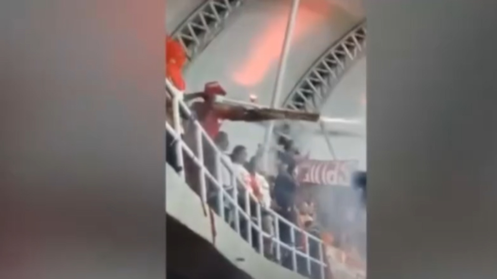 Dispara a la Polic�a con un fusil desde la grada: �C�mo puede meter eso al estadio?