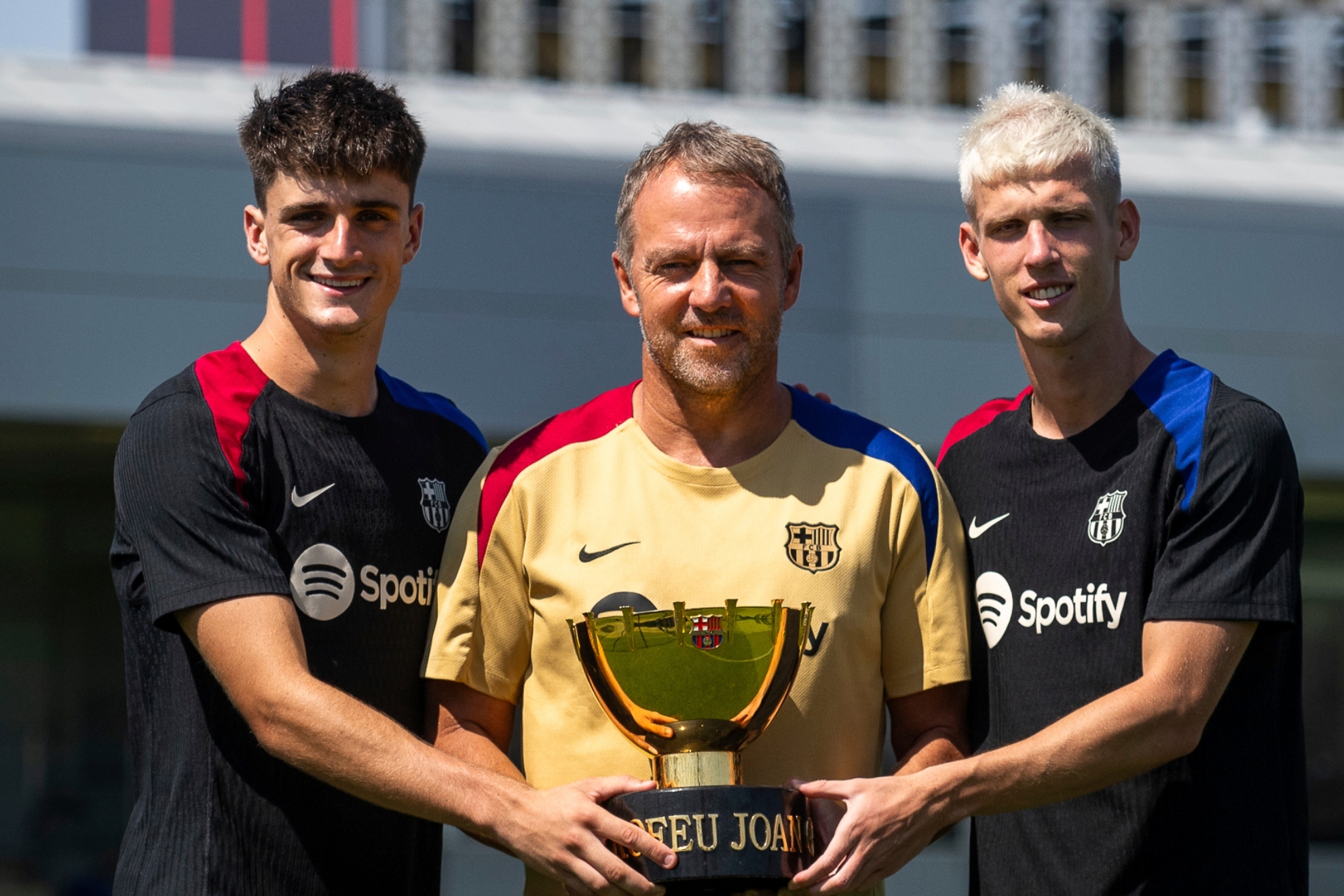 Pau V�ctor, Hansi Flick y Dani Olmo.