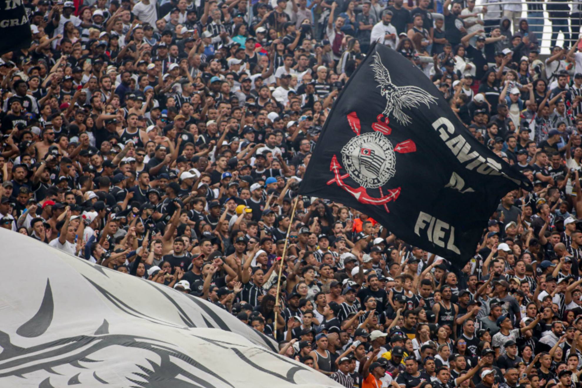 Hinchas del Corinthians intentan salvar su club de la ruina