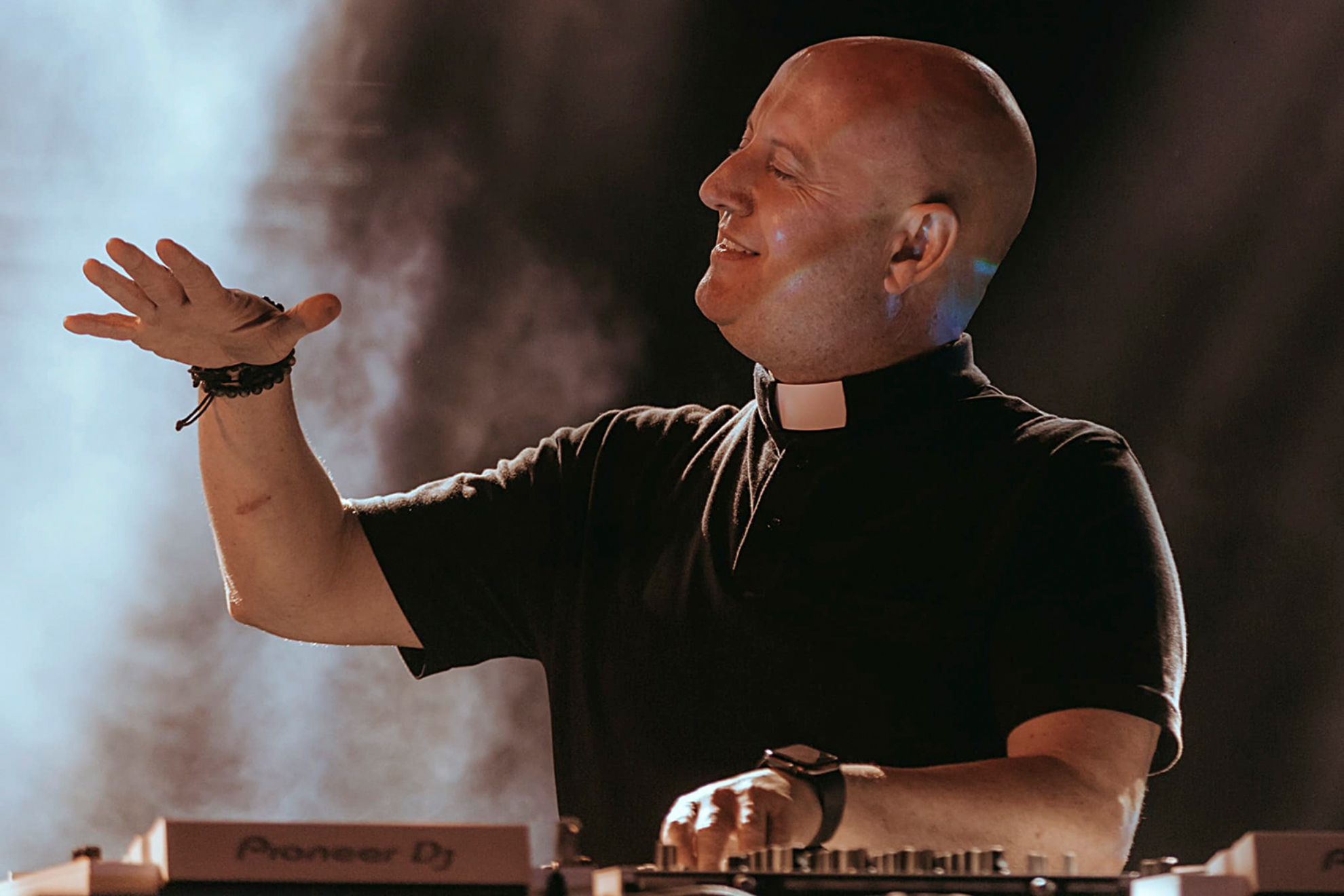 el-padre-guilherme-el-cura-dj-que-pincha-techno-la-m-sica-es-un