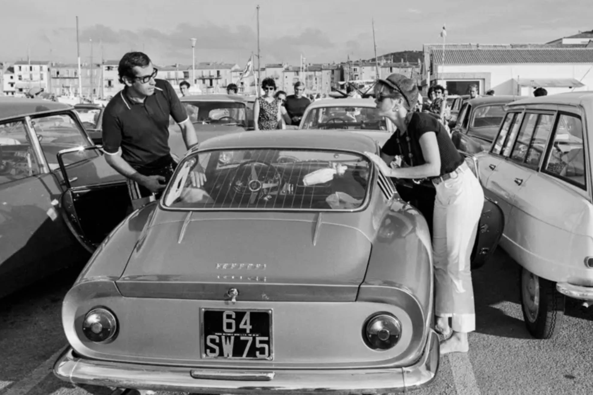 Vadim y Fonda, saliendo del Ferrari en Saint Tropez.