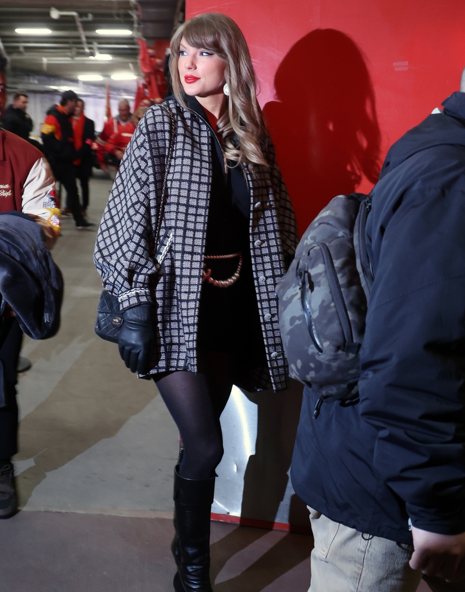 Taylor Swift 'revienta' el partido entre los Chiefs y los Texans con un look de m