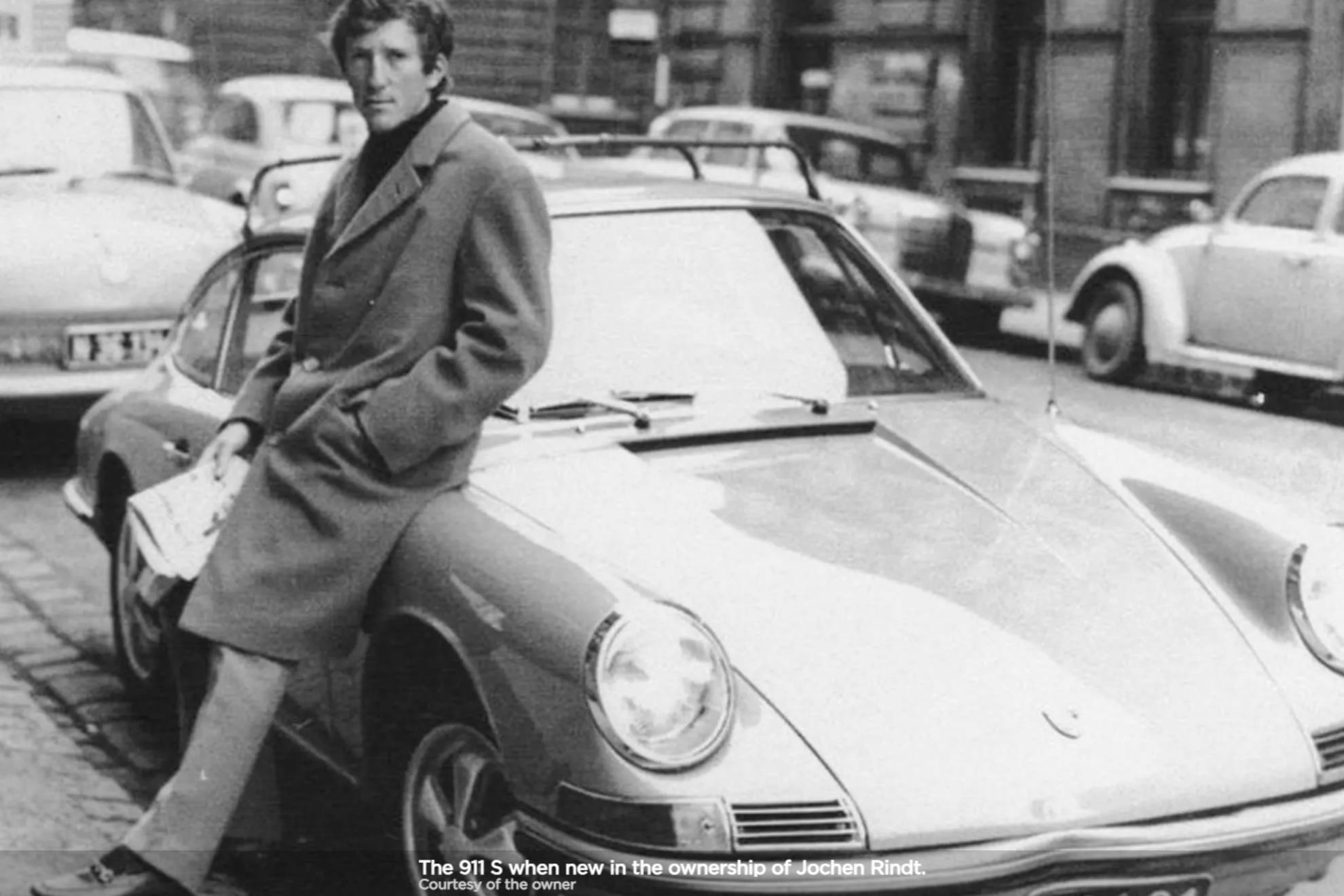 Rindt, posando junto a su Porsche 911 S.