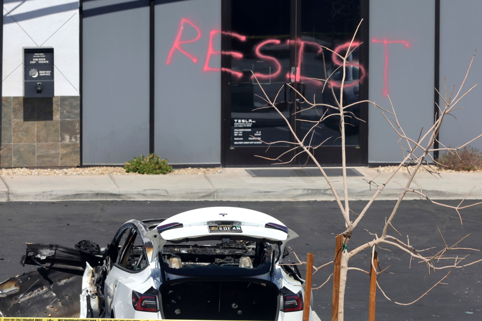 Imagen de la pintada del concesionario de Las Vegas que fue asaltado con c