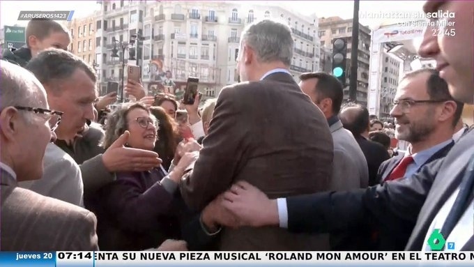 Alfonso Arús, sobre el error del escolta de Felipe VI en Valencia: "Imagínate que la señora lleva un cuchillo"