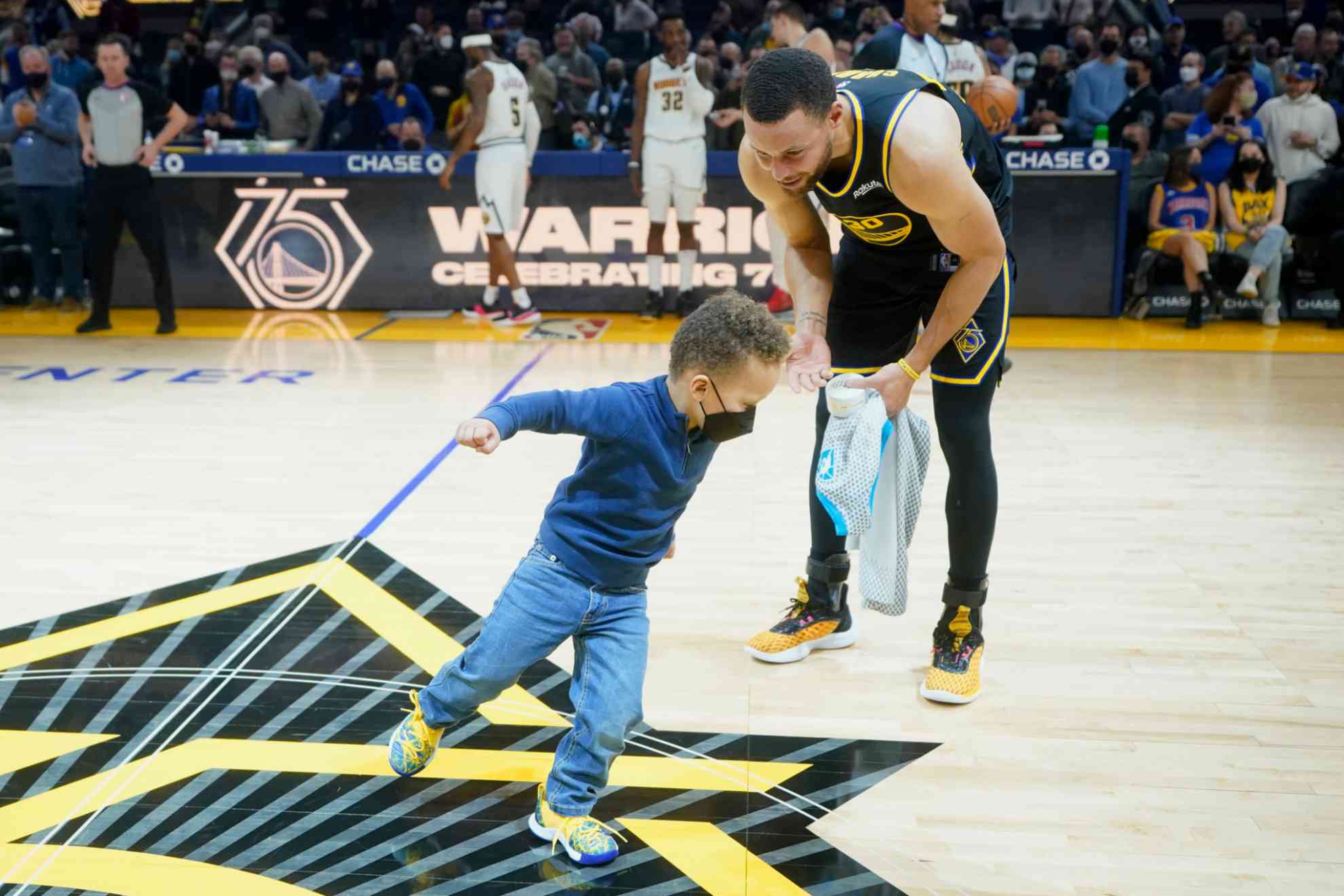 Canon Curry's accuracy skills may surpass his father's, Steph, who  nervously laughed | Marca
