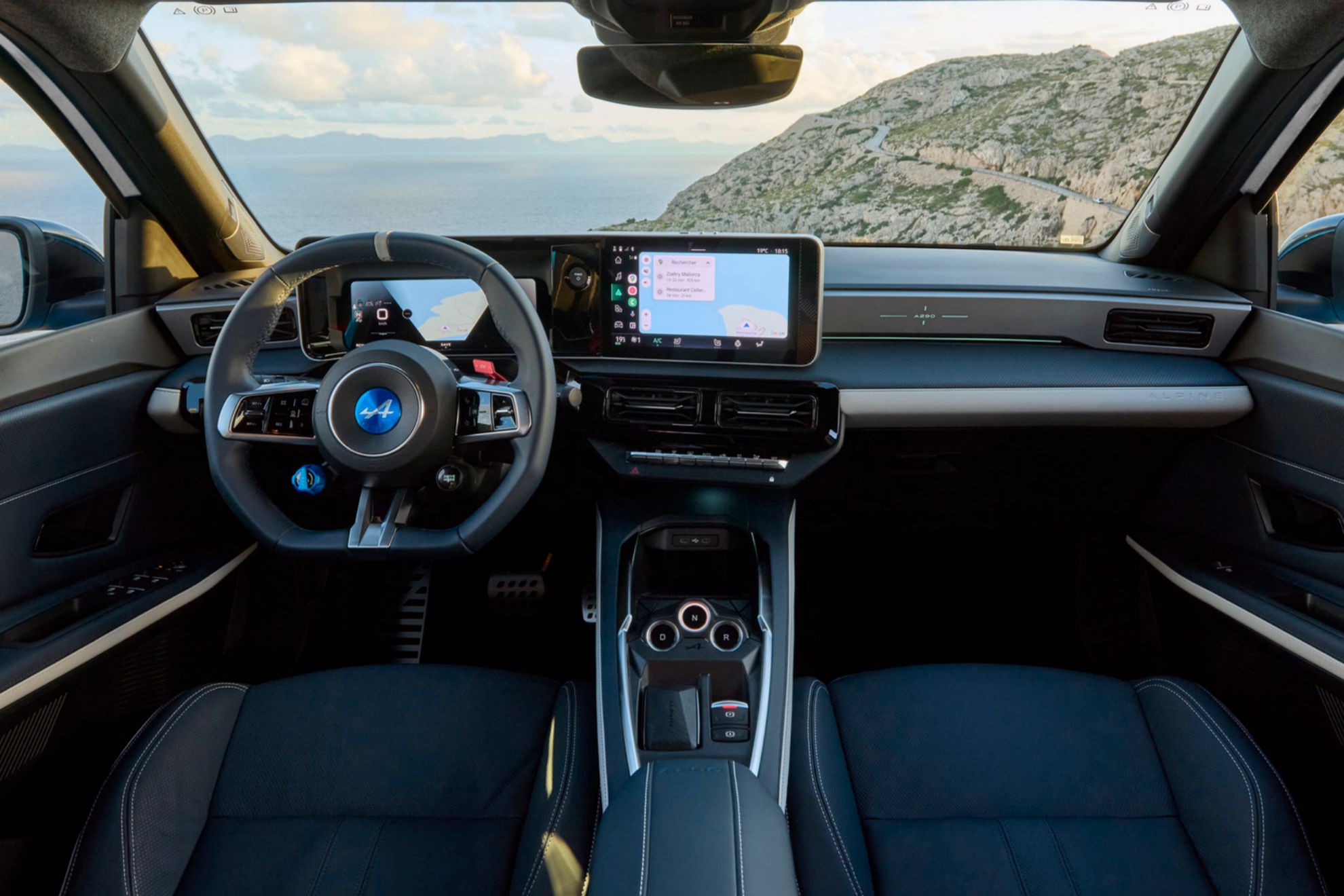 O interior do Alpine tem personalidade própria, com detalhes diferentes dos do R5, especialmente o volante.