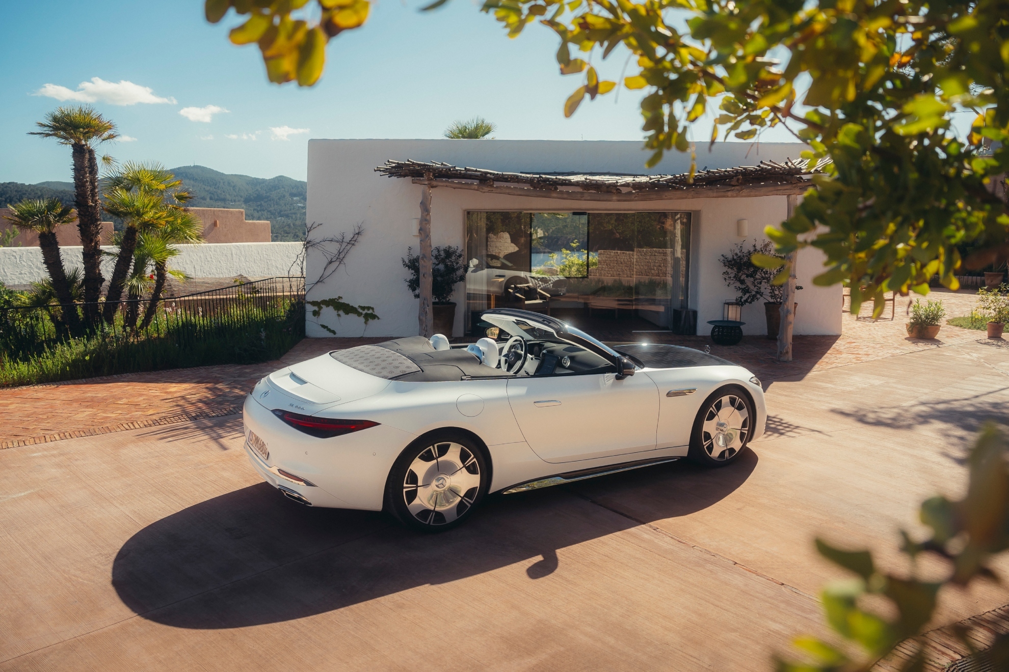 O Maybach SL 680 é um dos conversíveis mais luxuosos do mercado.