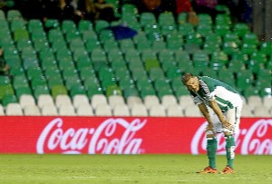 Joaqun, lamentndose tras la derrota frente al Athletic