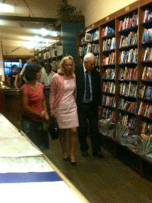 Maurice Herzog y su esposa entrando a la librera Desnivel