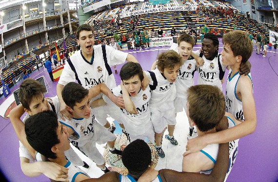 El Real Madrid celebrando el título | Foto: A.Nevado / FEB 