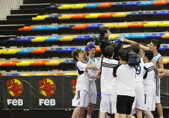 Los jugadores mantean a su entrenador | Foto: A.Nevado / FEB 