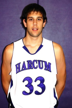 Iván Cruz con la camiseta de Harcum.