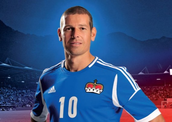 Mario Frick con la camiseta de la seleccin de Liechtenstein