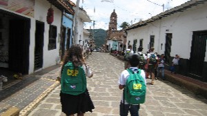 Los alumnos caminan por Curit tras finalizar su jornada escolar. Foto: David Pecker