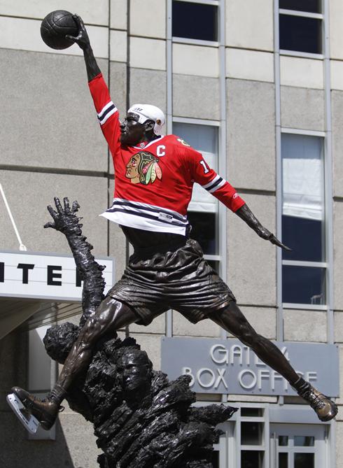 La estatua de Michael Jordan, vestida con el uniforme de los Blackhawks 