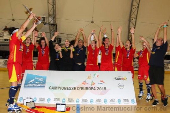 España festeja el título tras recoger la Copa.  Foto del Cerh