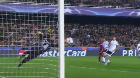 Jaume salva al Valencia de una goleada con paradas como esta